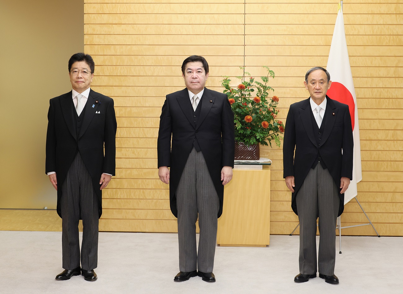 棚橋大臣と写真撮影に臨む菅総理２
