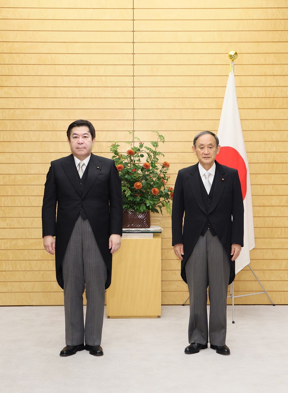 棚橋大臣と写真撮影に臨む菅総理３
