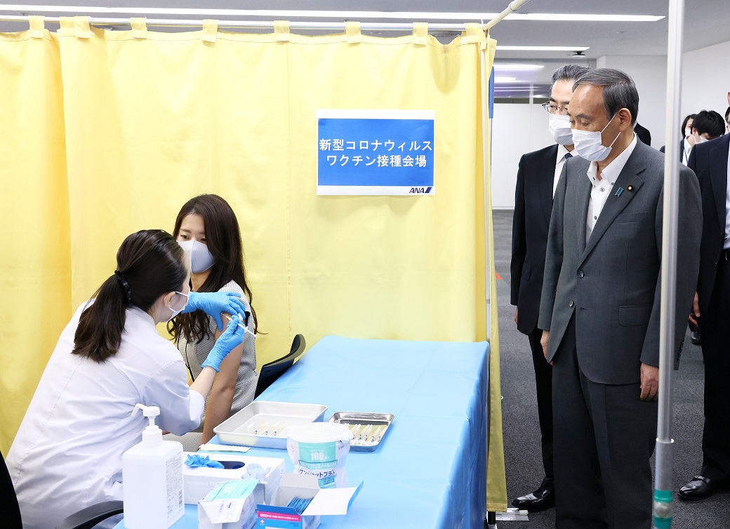職域接種会場を視察する菅総理１