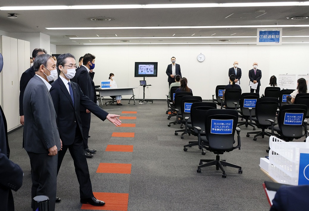 職域接種会場を視察する菅総理３