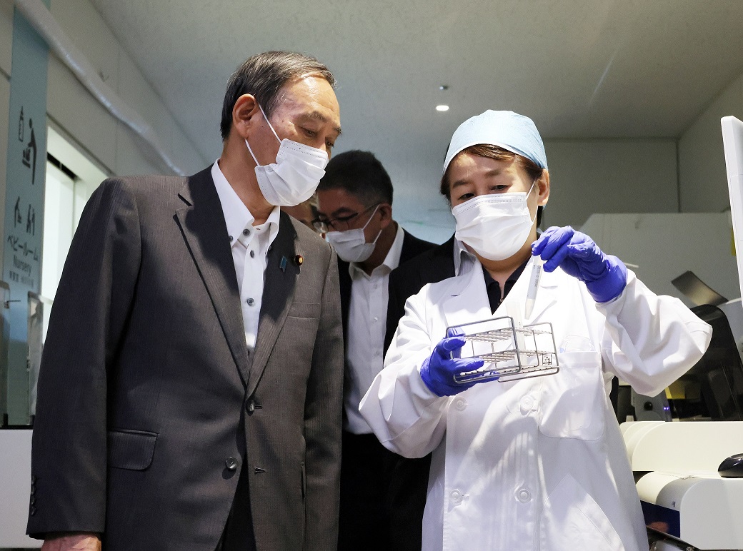 抗原定量検査の視察をする菅総理１