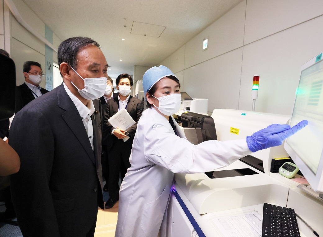抗原定量検査の視察をする菅総理２