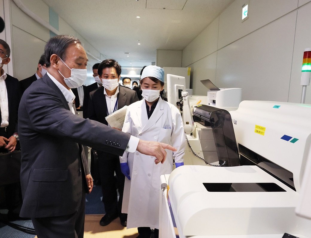 抗原定量検査の視察をする菅総理３