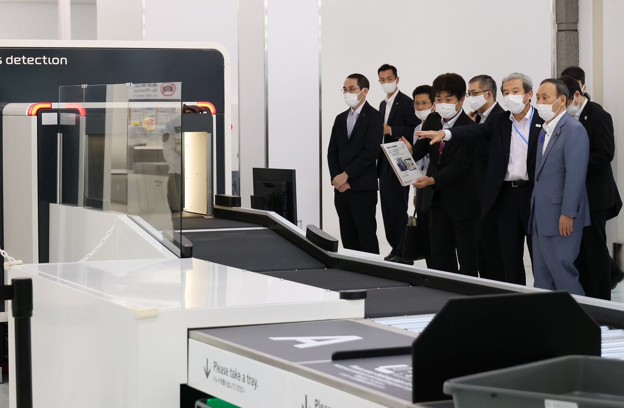 先進機器による保安検査を視察する菅総理１