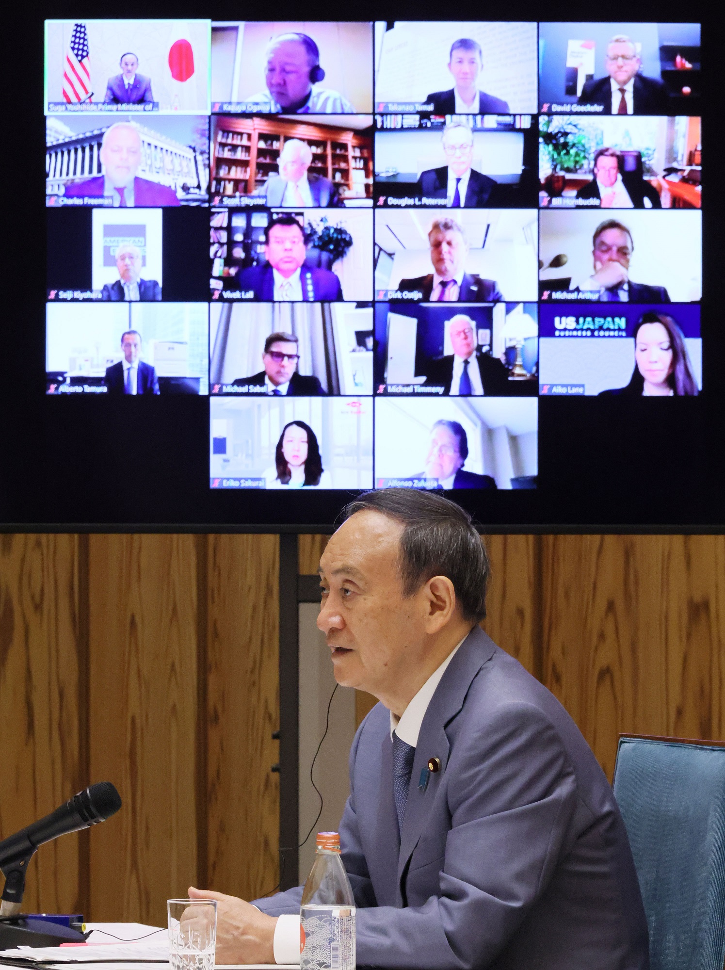 テレビ会議を行う菅総理２