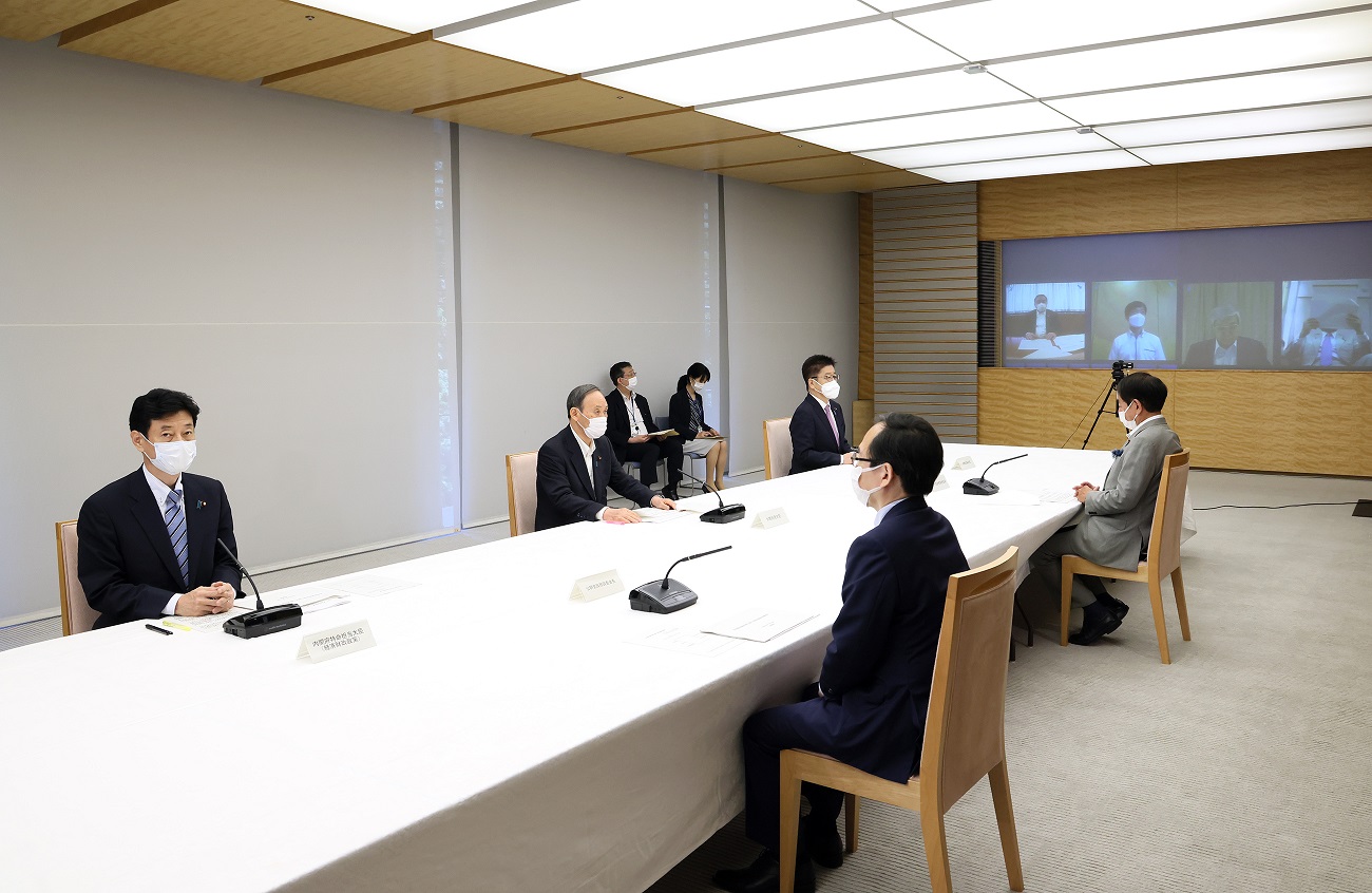 会議に臨む菅総理２