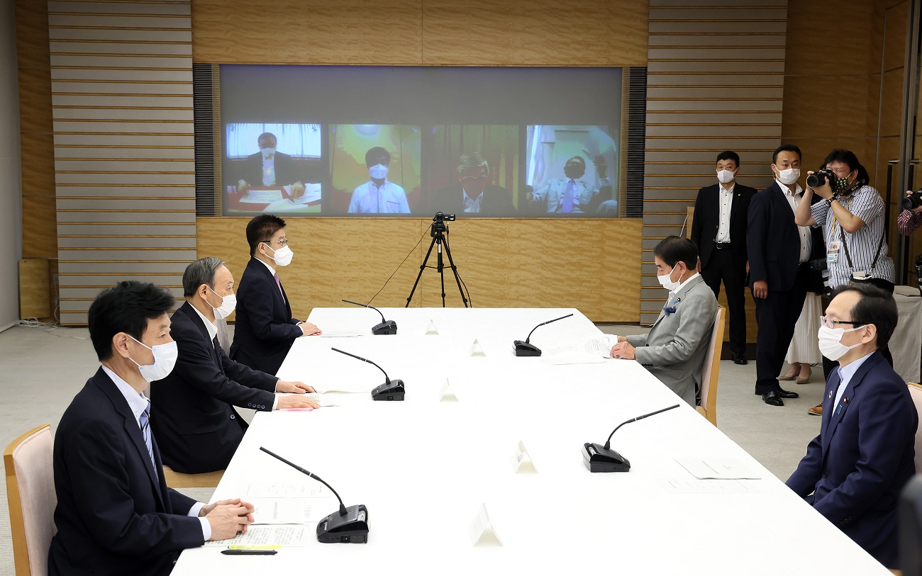 会議に臨む菅総理３