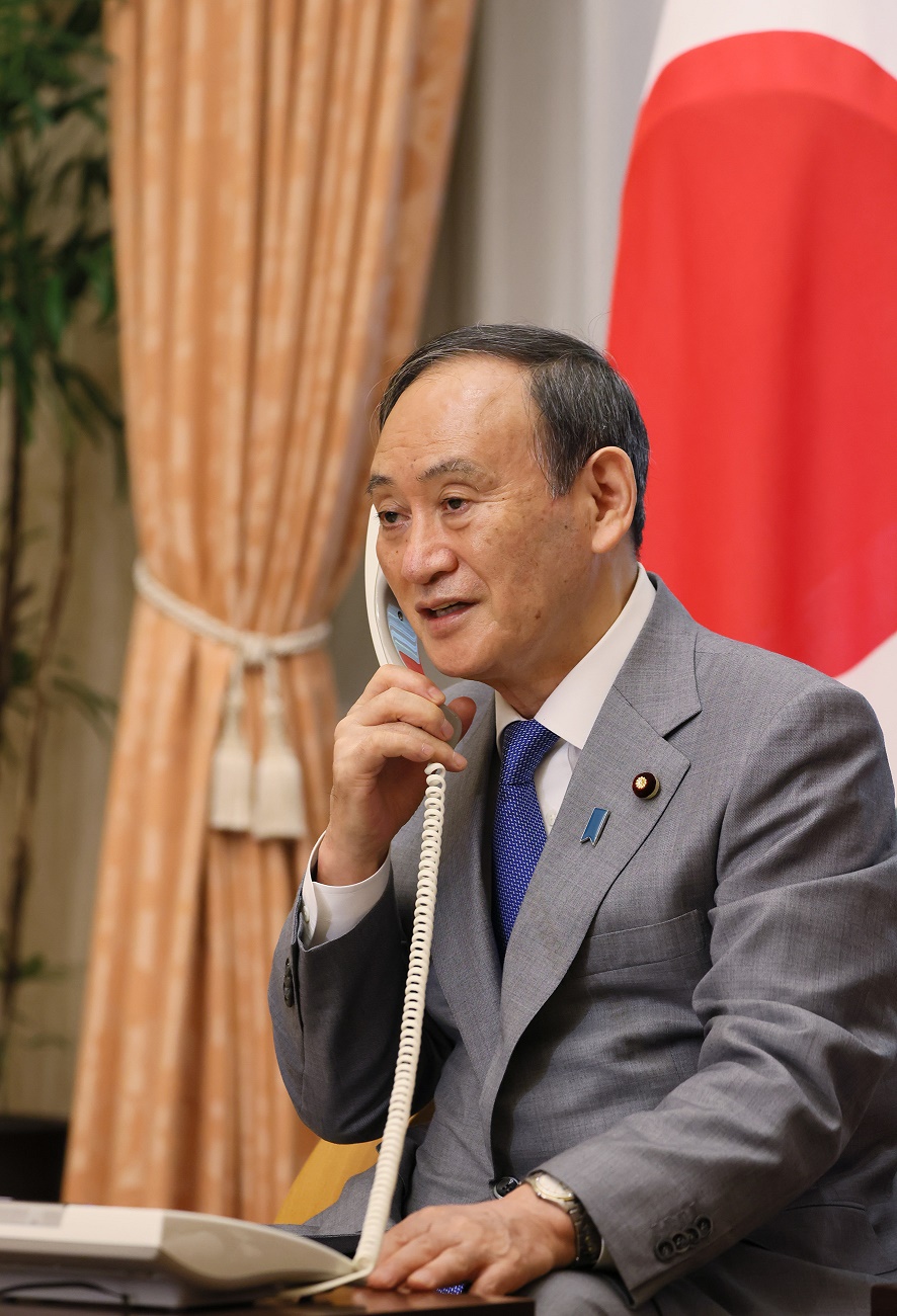 髙藤選手へお祝いの電話をかける菅総理２