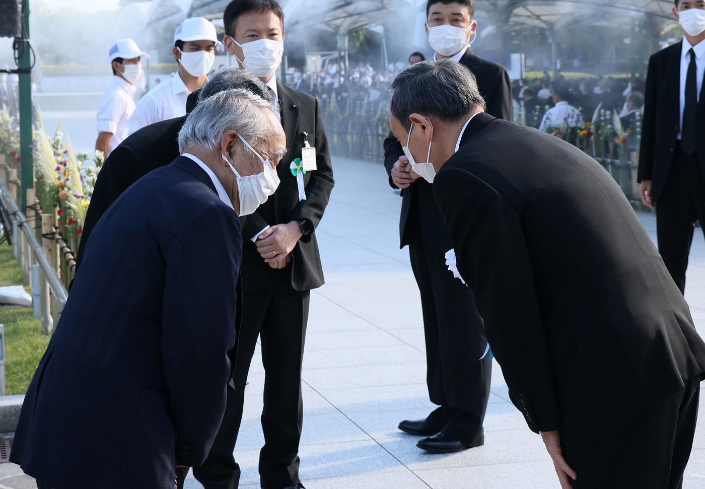 「黒い雨」訴訟の原告の方と言葉を交わす菅総理