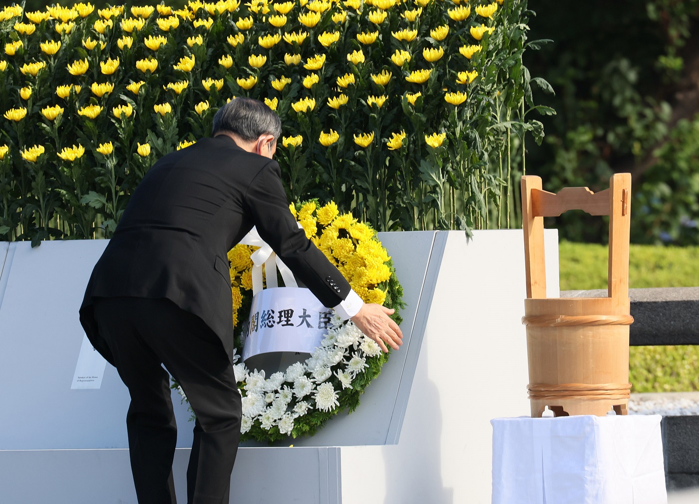 献花する菅総理