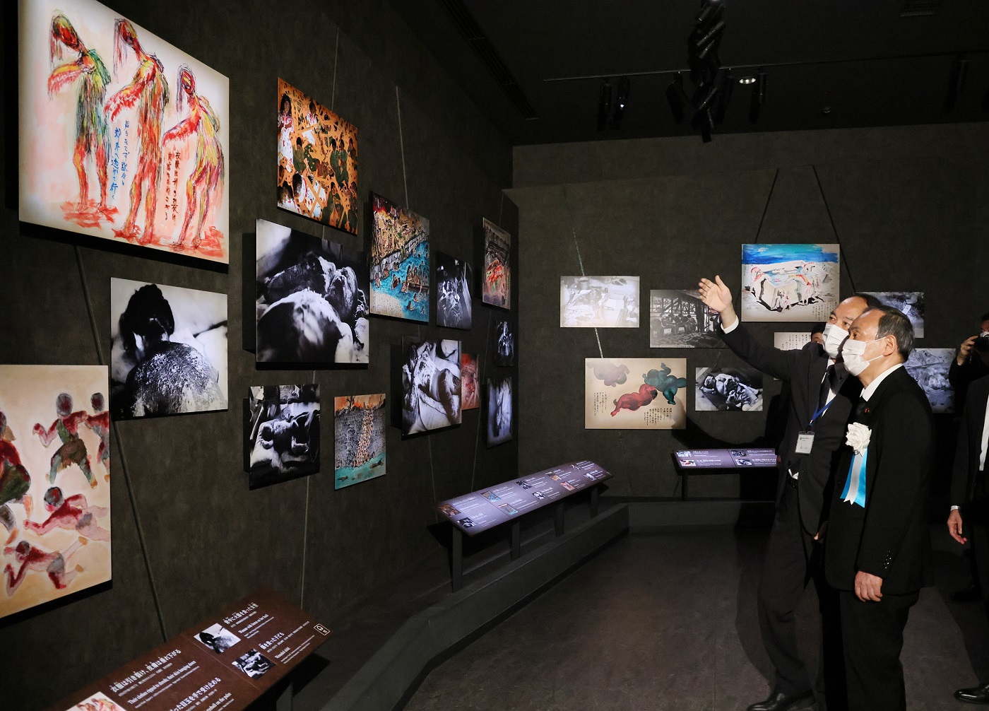 平和記念資料館を視察する菅総理２