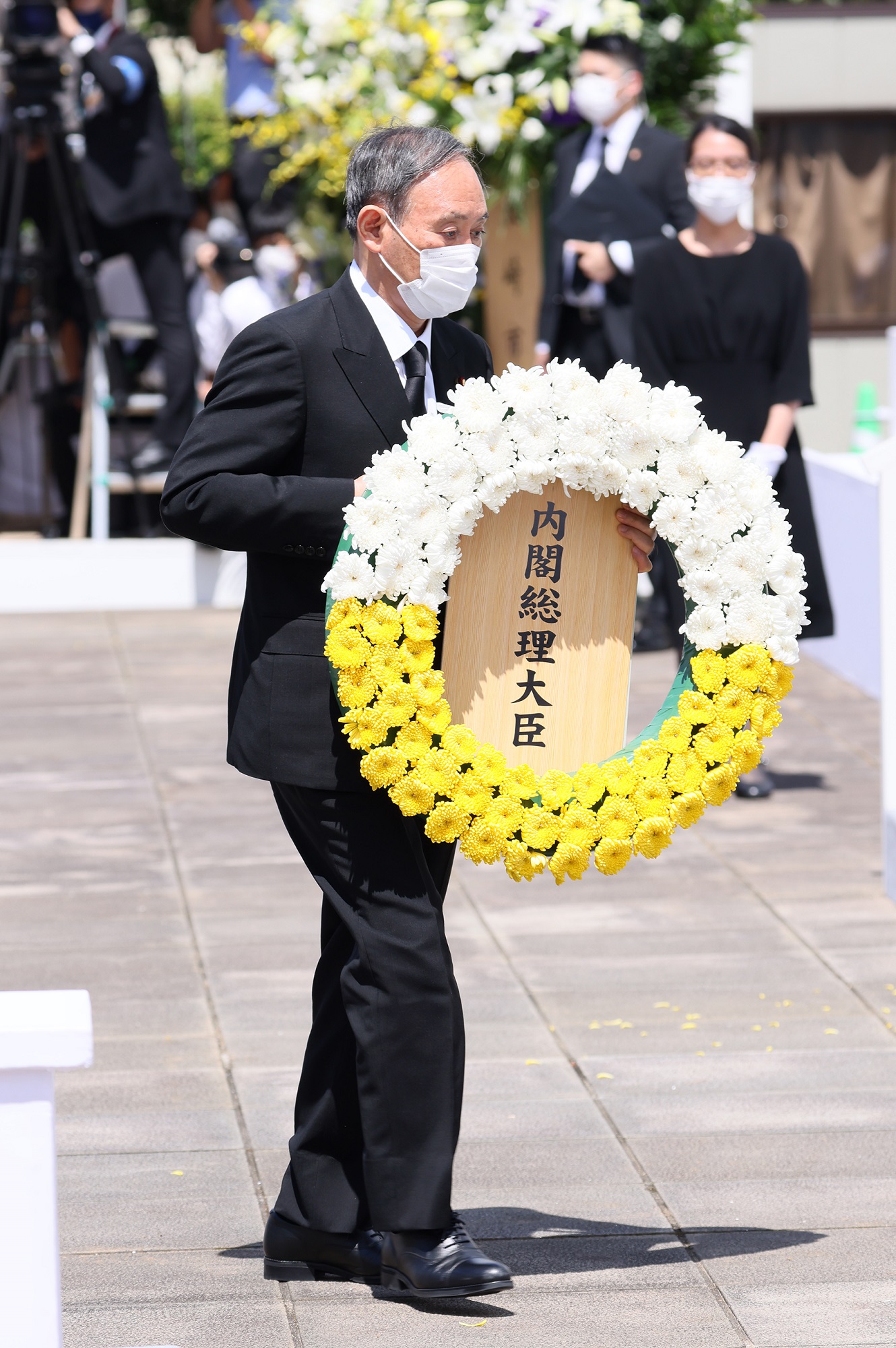 献花する菅総理