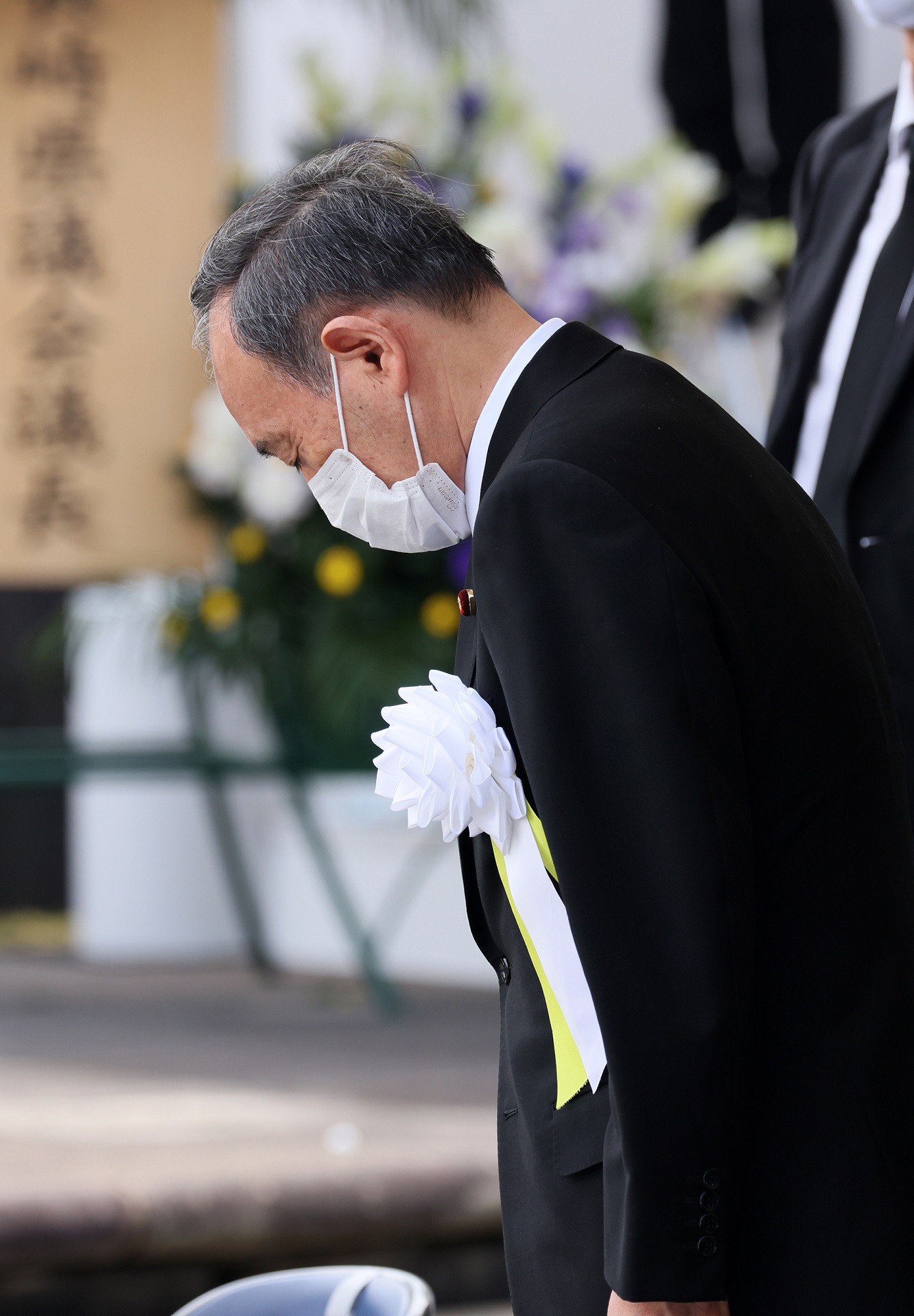 黙とうする菅総理