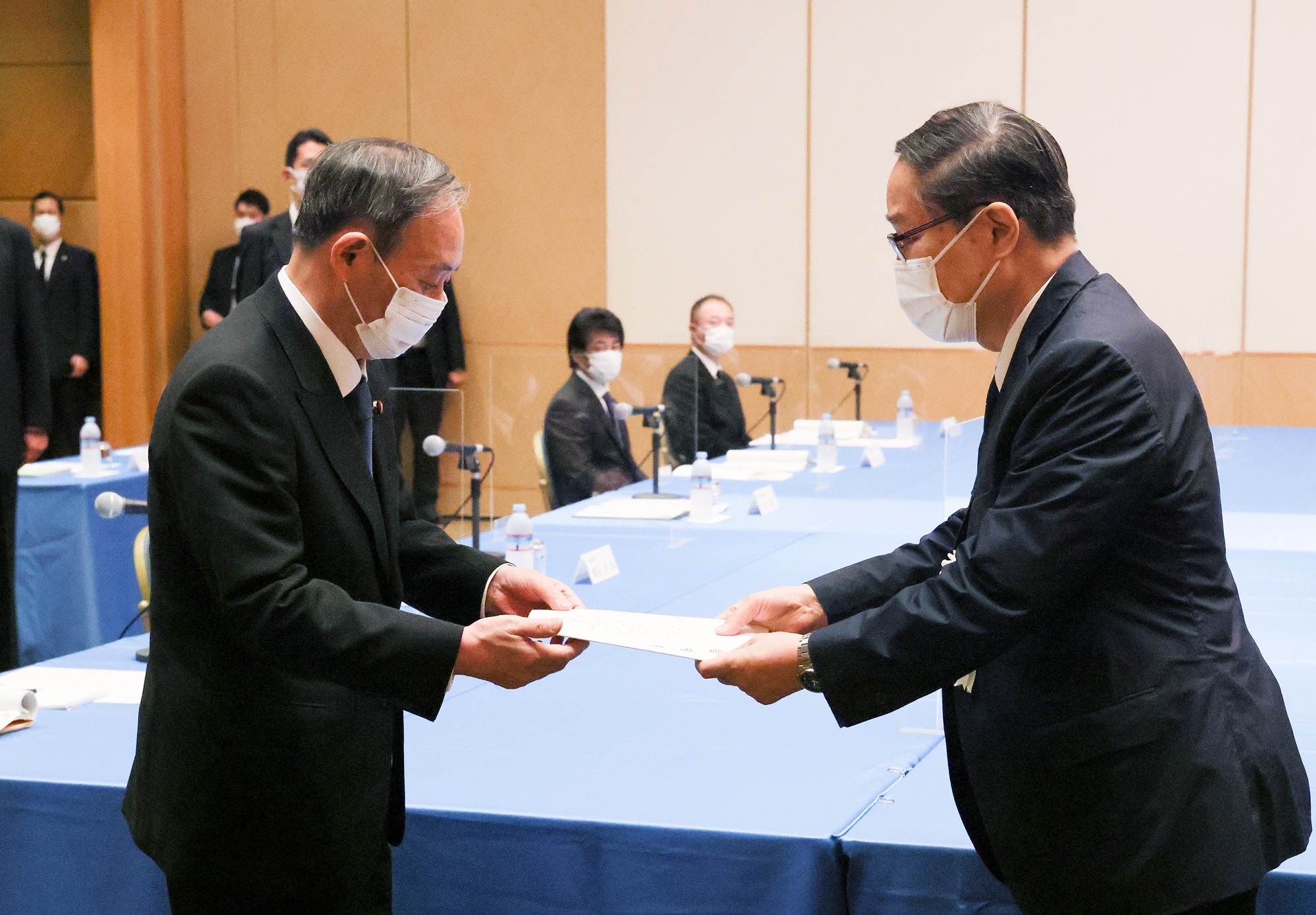 被爆者代表から要望書を受け取る菅総理１