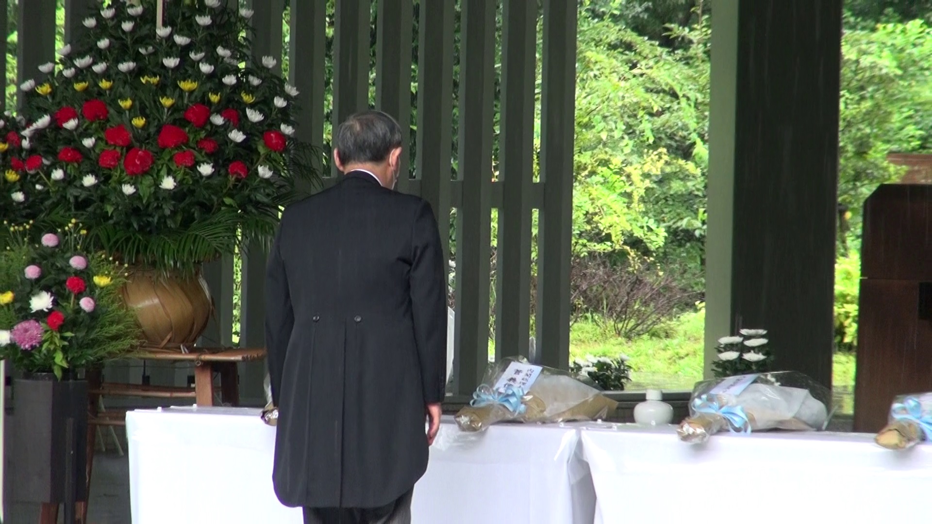 千鳥ヶ淵戦没者墓苑を参拝する菅総理２