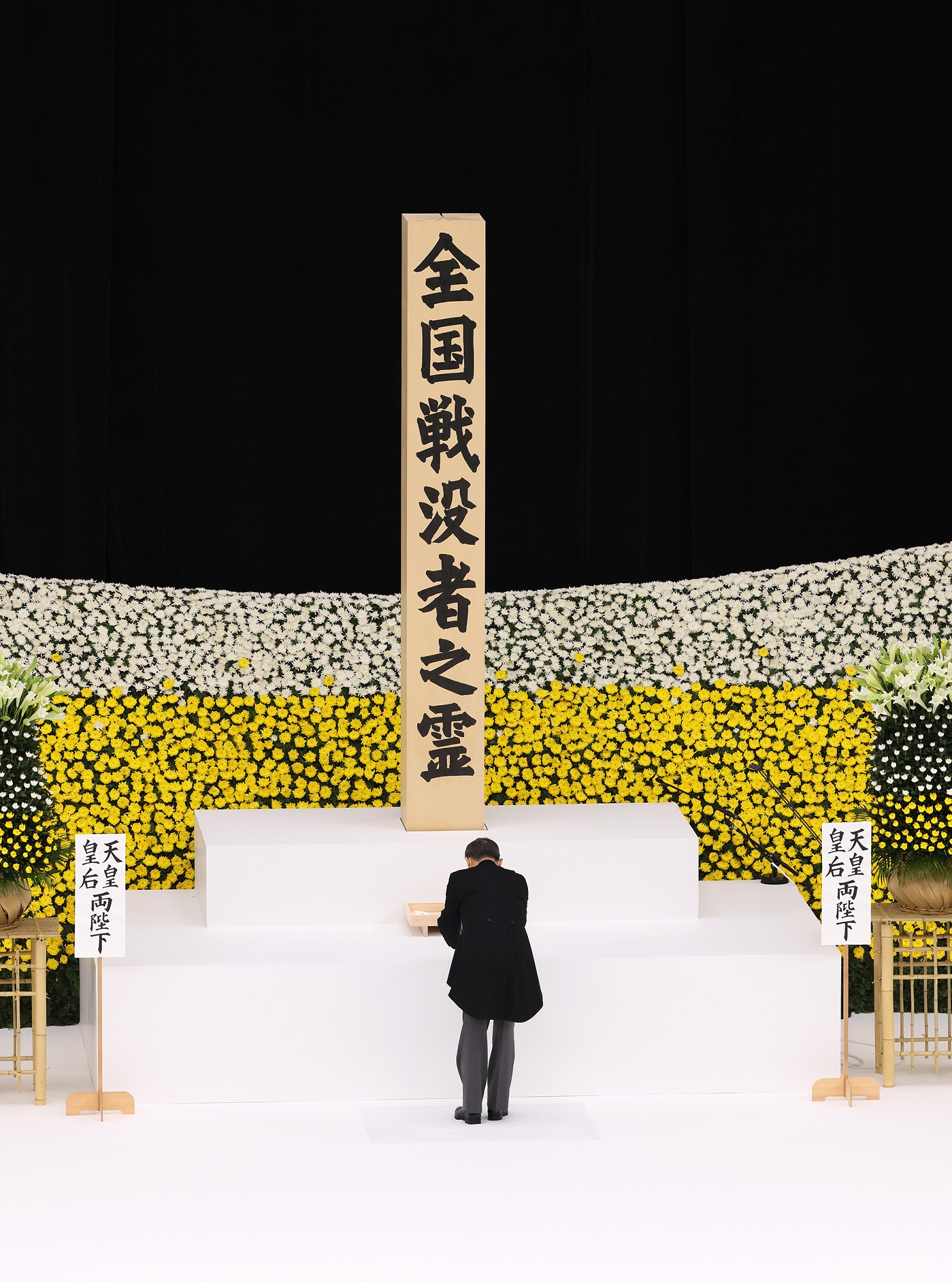 献花をする菅総理１