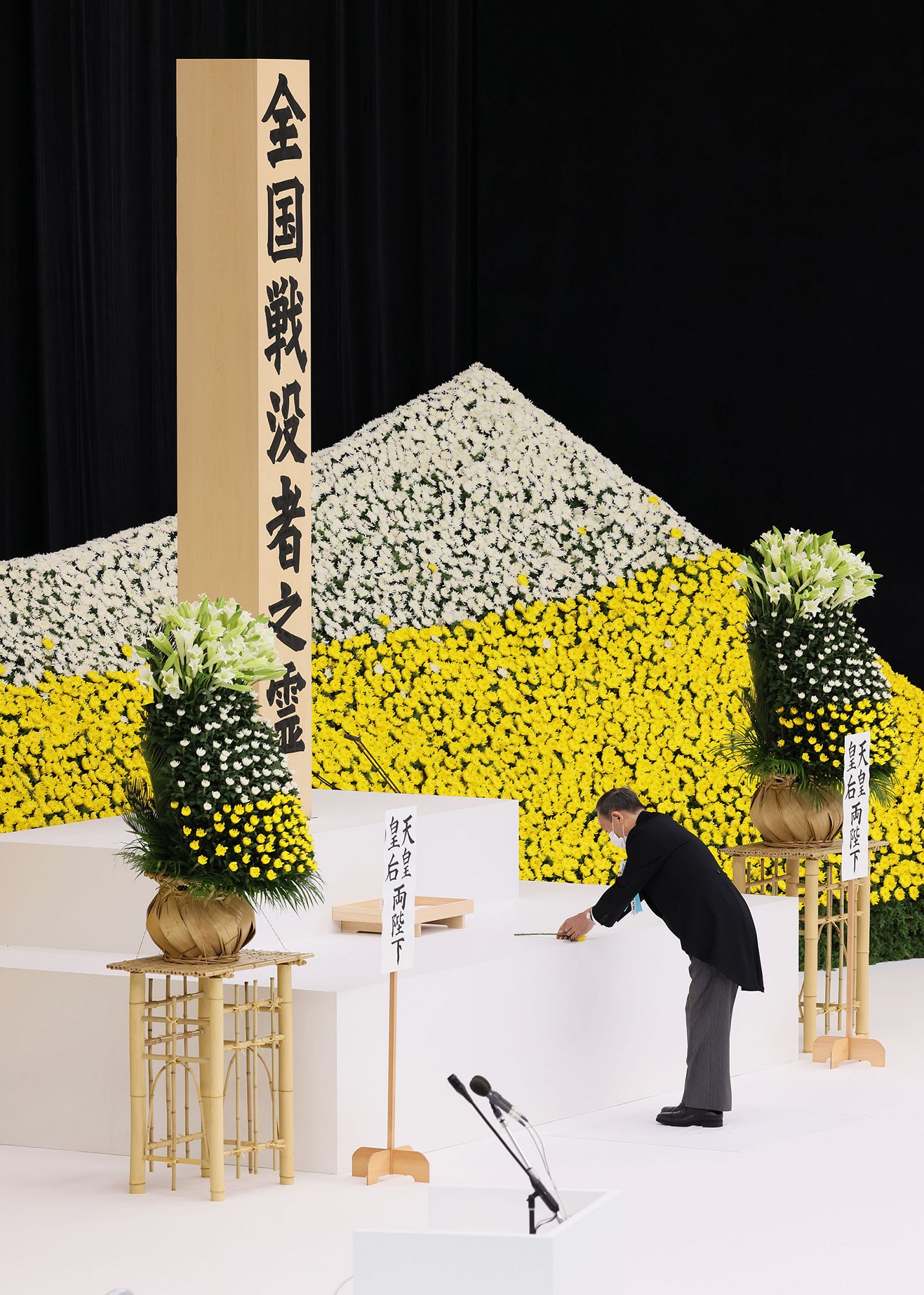 献花をする菅総理２