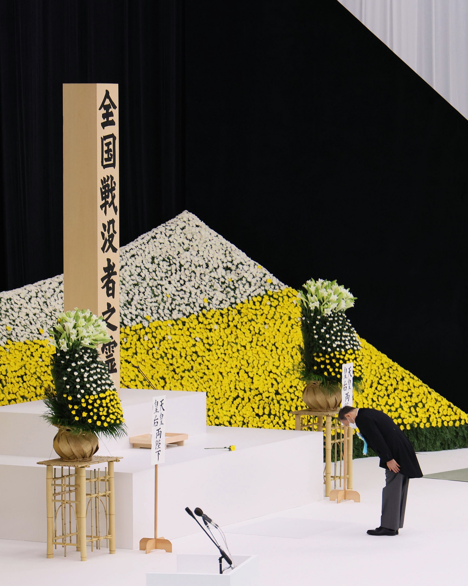 献花をする菅総理３