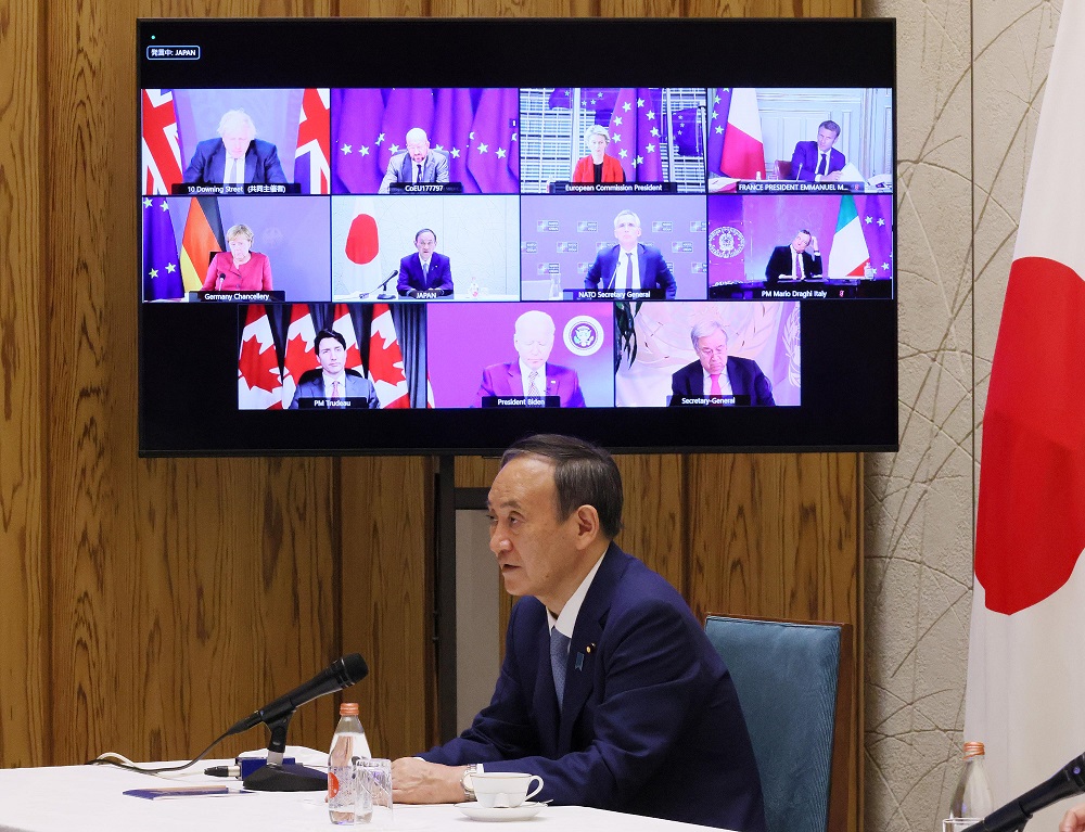 テレビ会議に出席する菅総理２