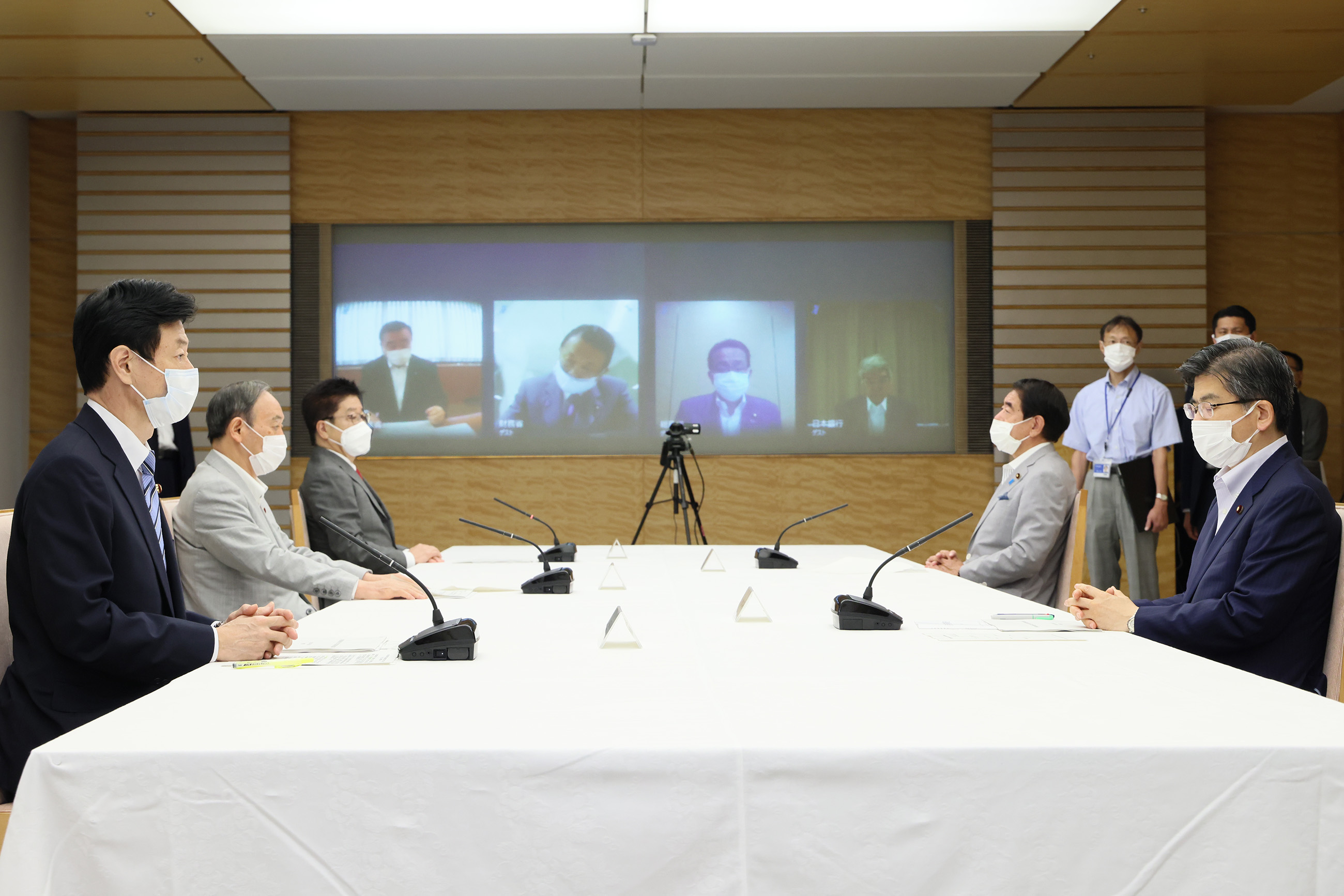 会議に臨む菅総理２