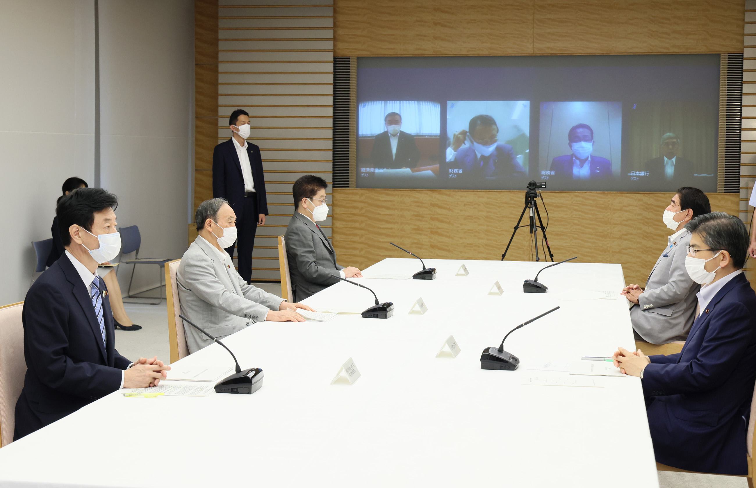 会議に臨む菅総理３