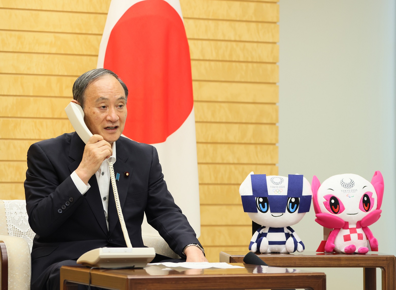 鈴木選手へお祝いの電話をかける菅総理２