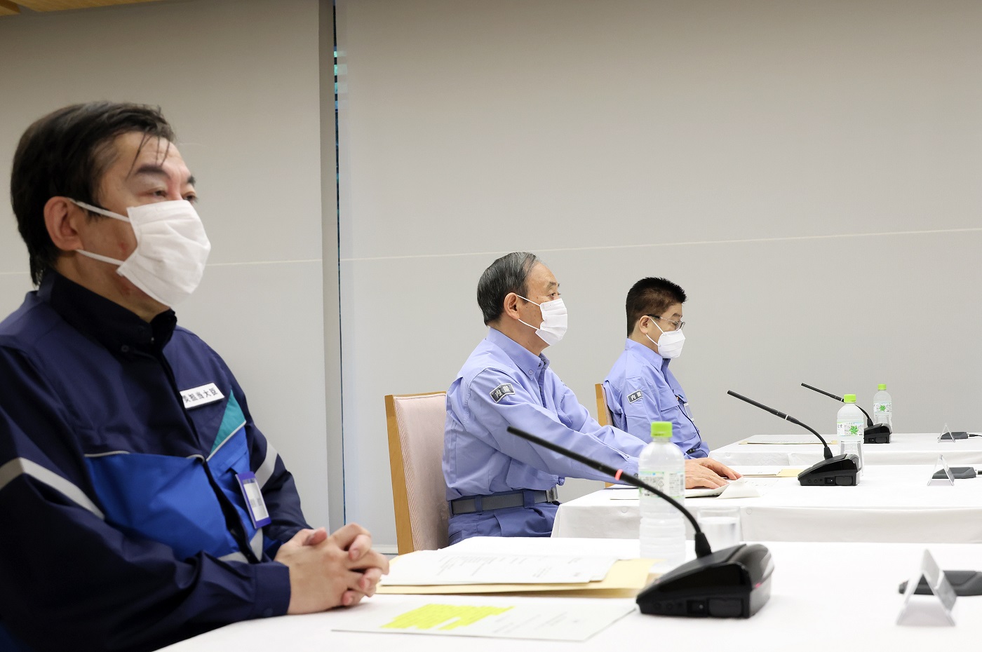 緊急災害対策本部会議に臨む菅総理３