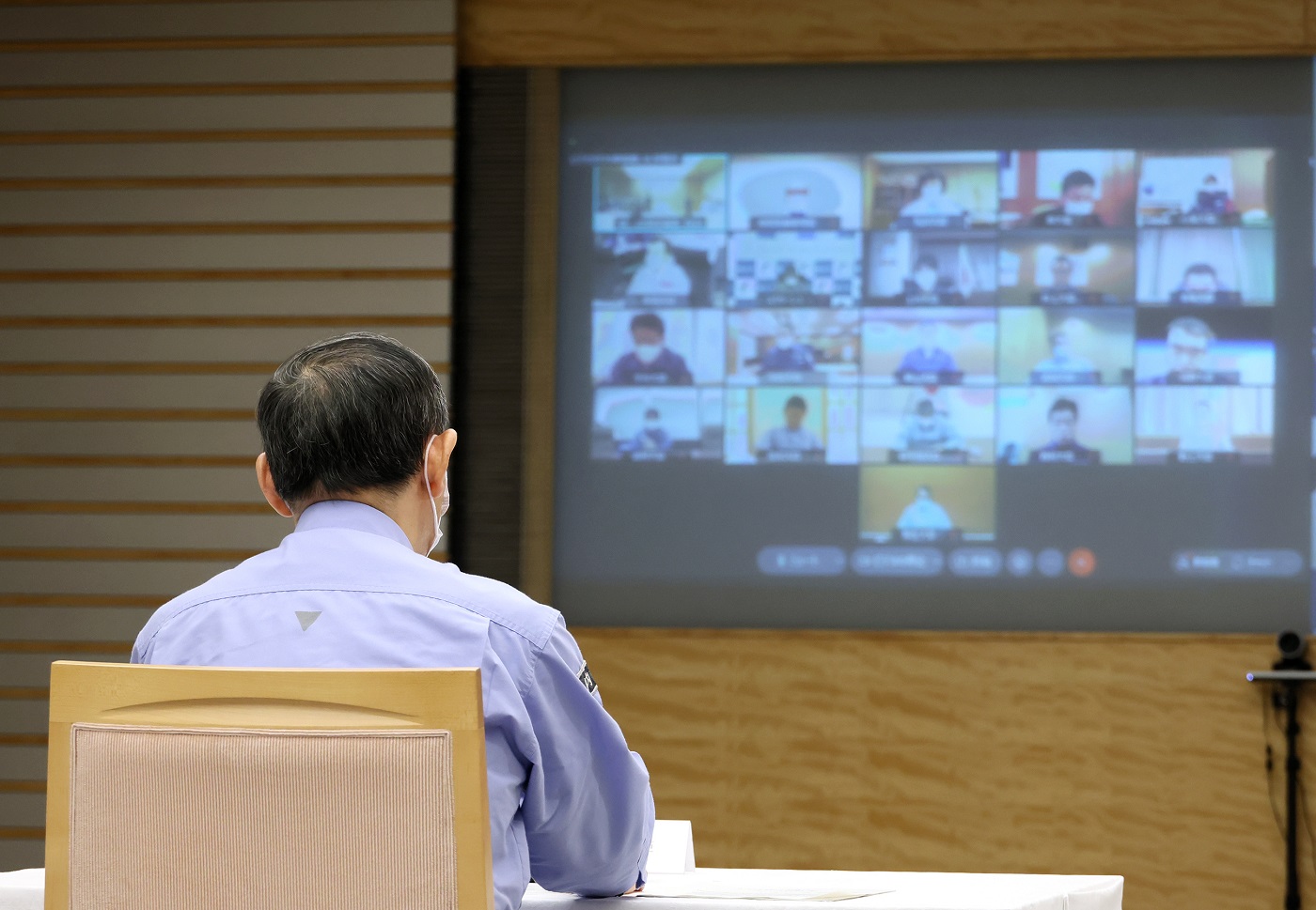 緊急災害対策本部会議に臨む菅総理４