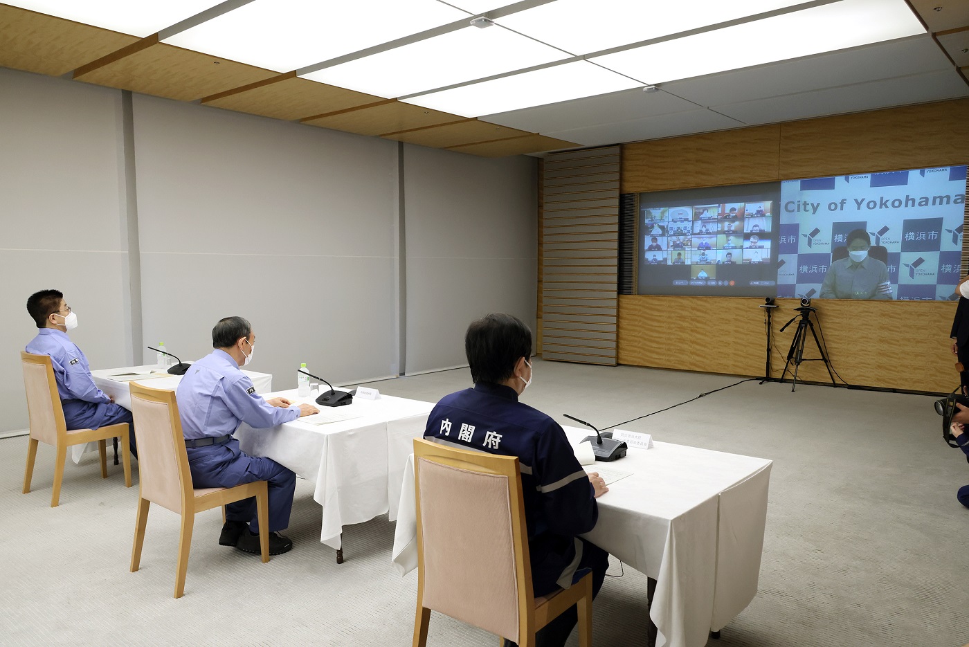緊急災害対策本部会議に臨む菅総理５