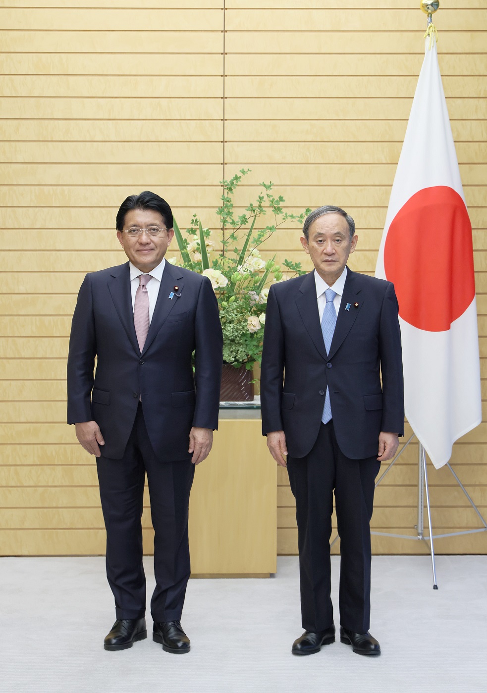 平井大臣と写真撮影に臨む菅総理２