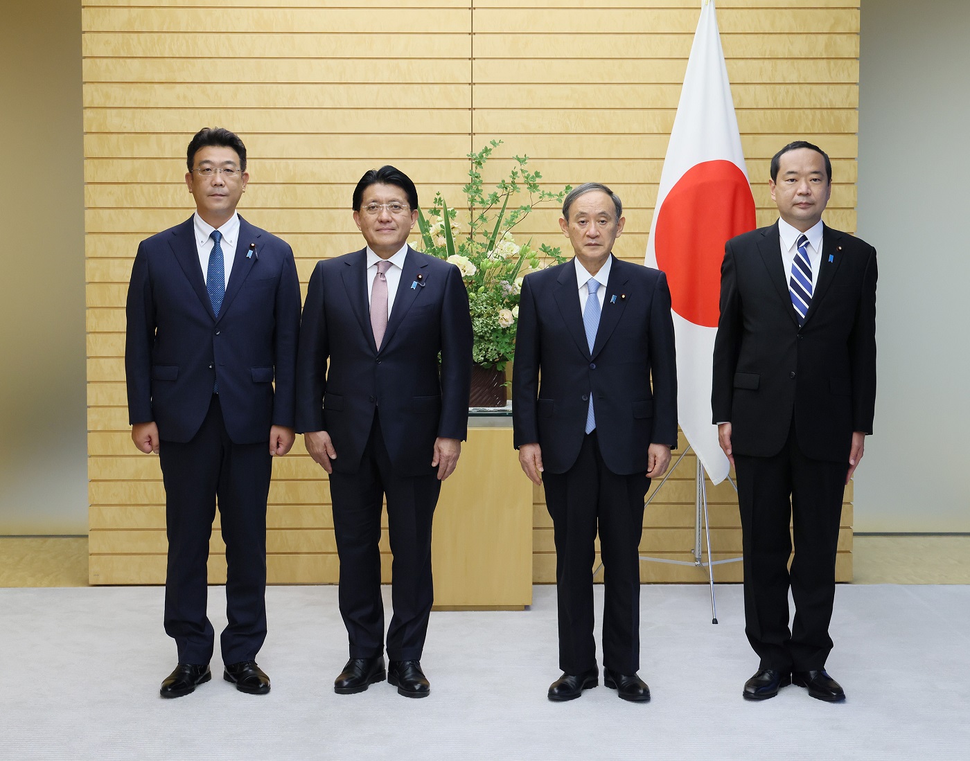 平井大臣、藤井副大臣及び岡下大臣政務官と写真撮影に臨む菅総理