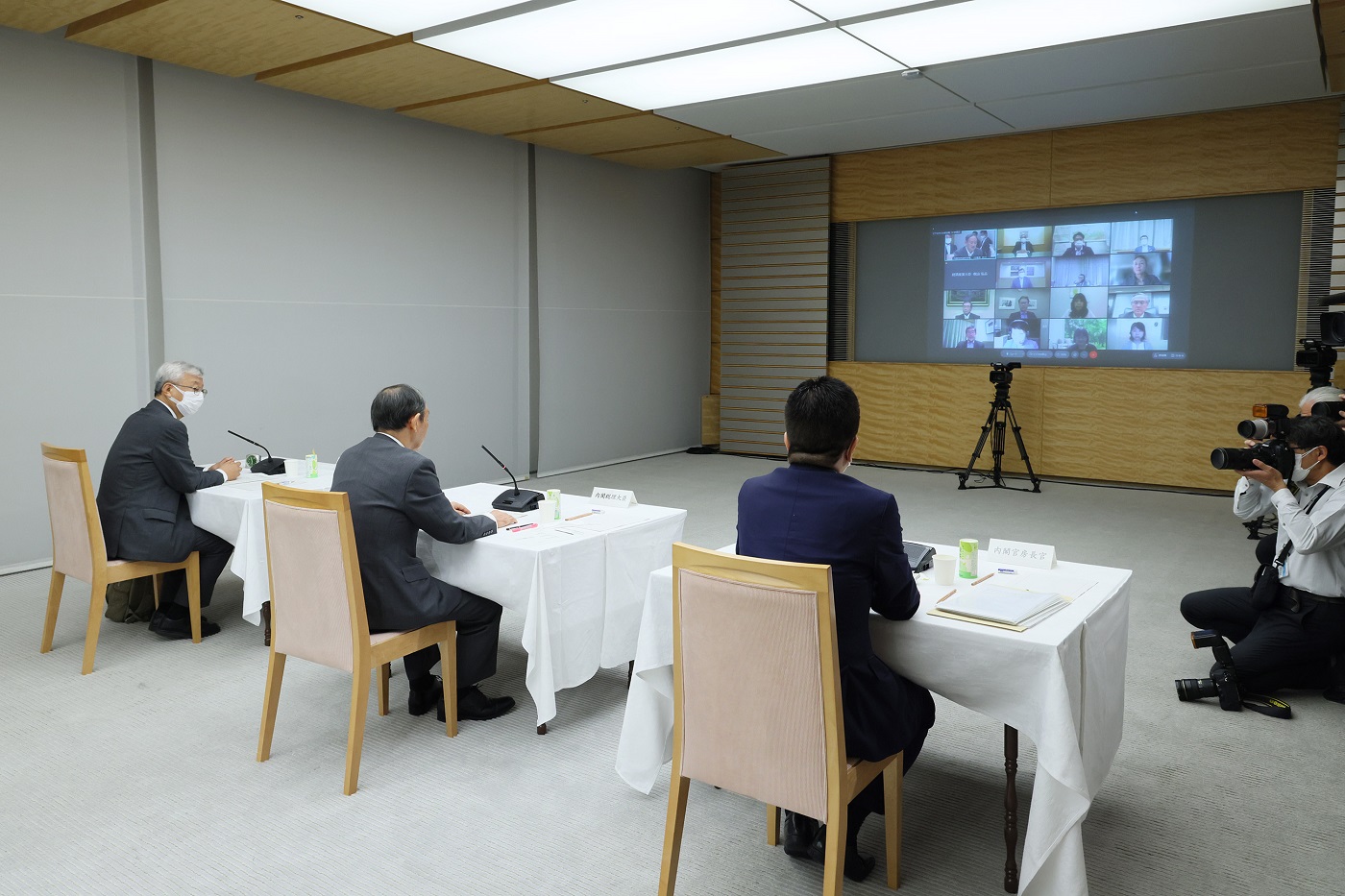 発言する菅総理３