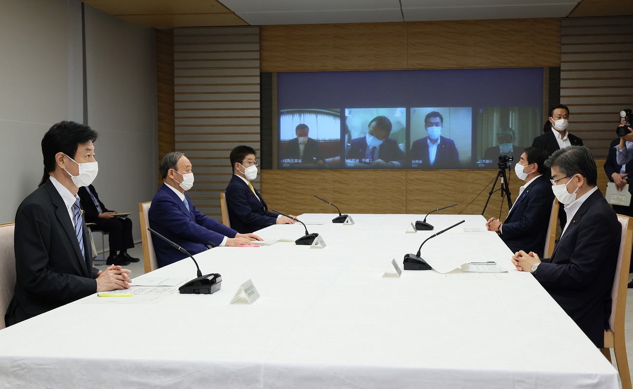 会議に臨む菅総理２