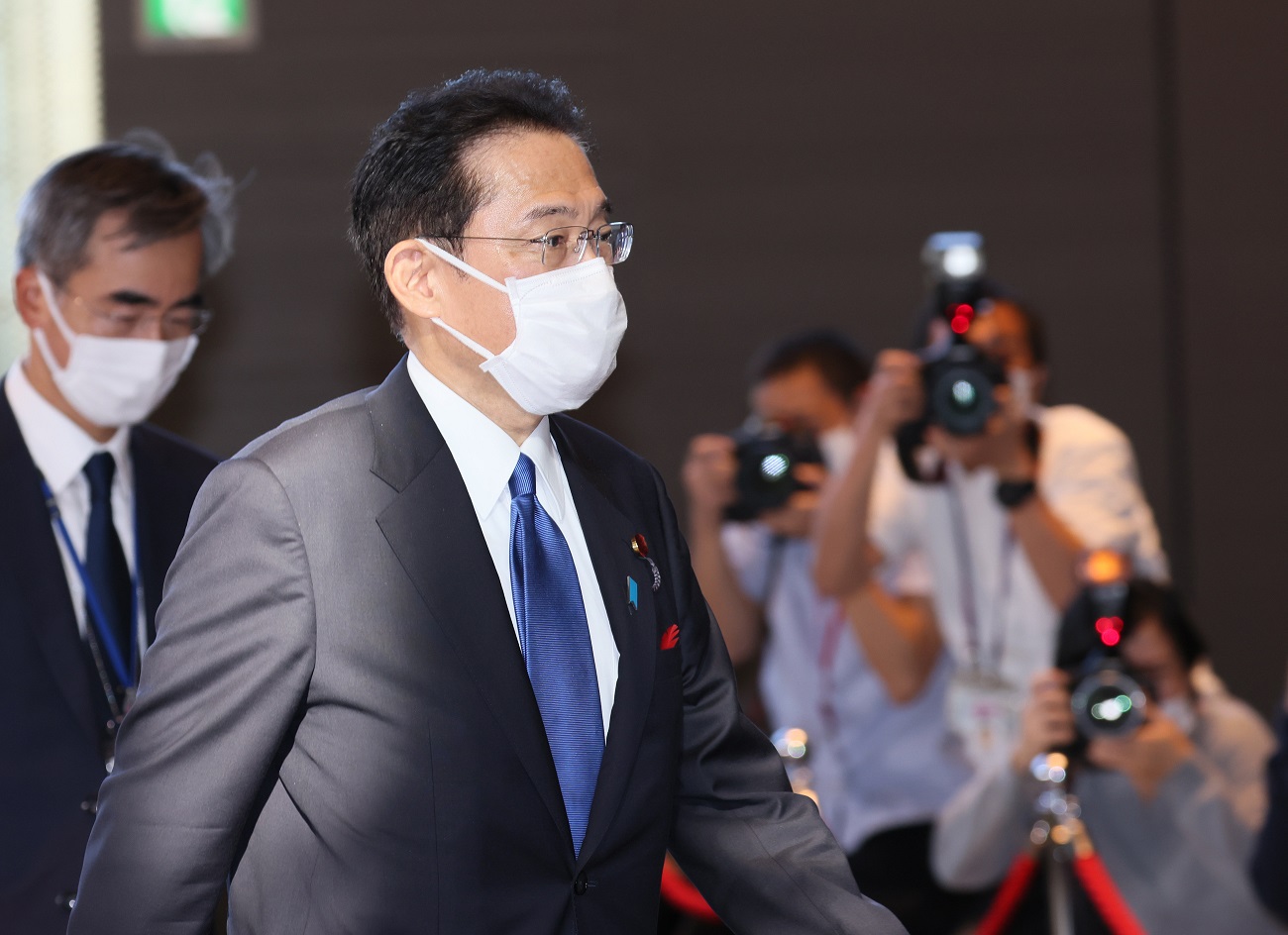 初出邸する岸田総理２