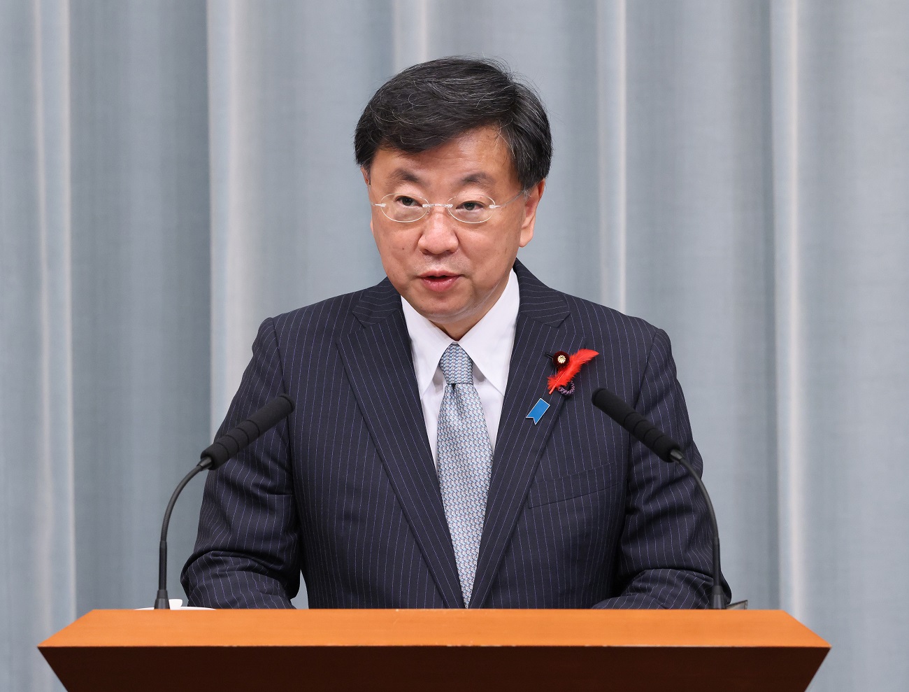 閣僚名簿を発表する松野官房長官