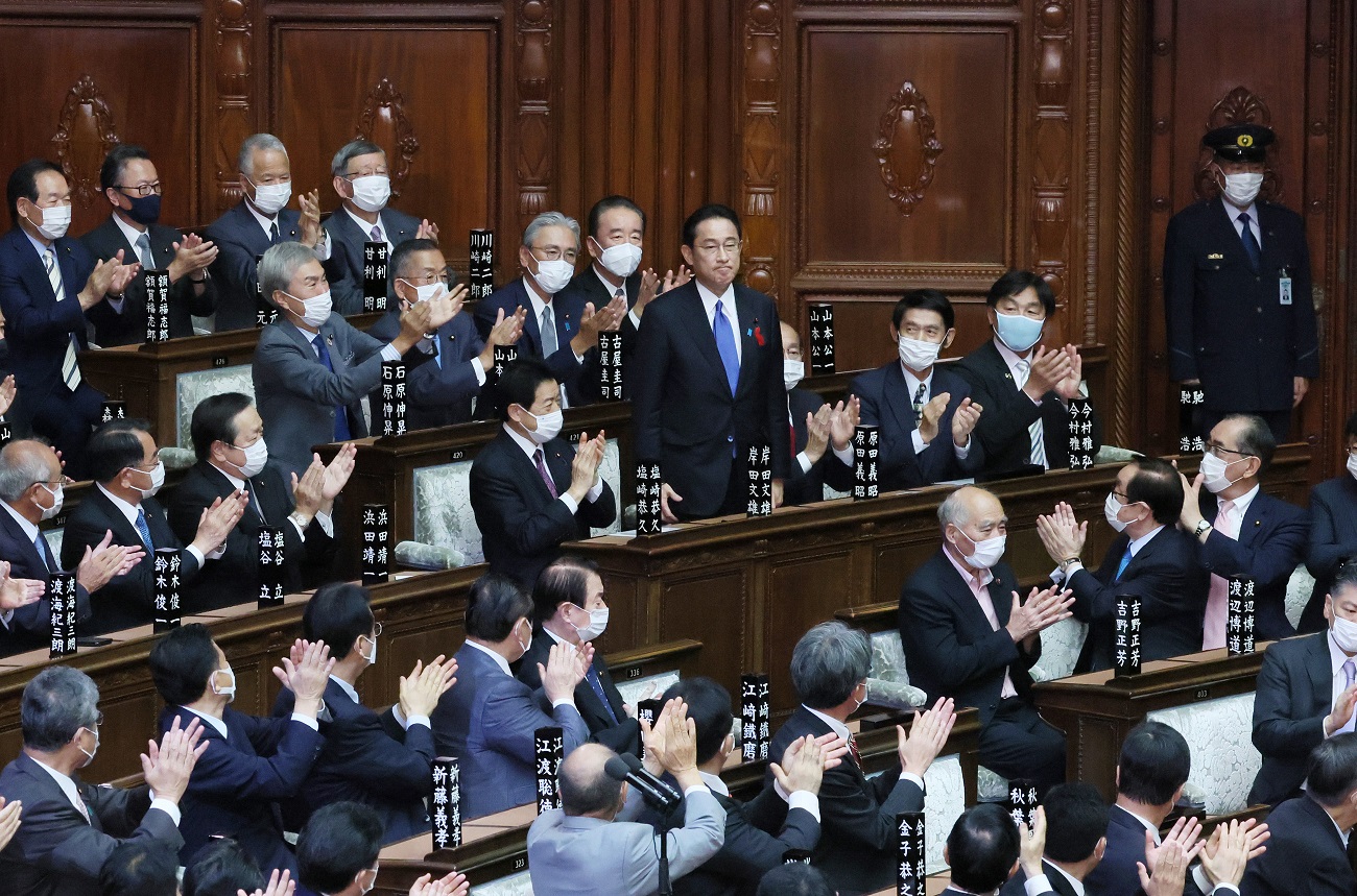 総理大臣の指名を受ける岸田議員２