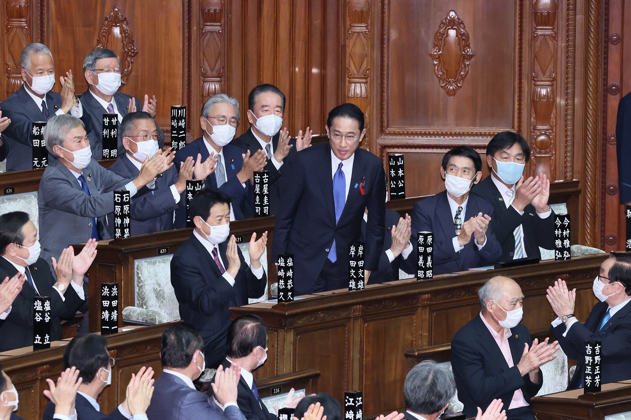 総理大臣の指名を受ける岸田議員３