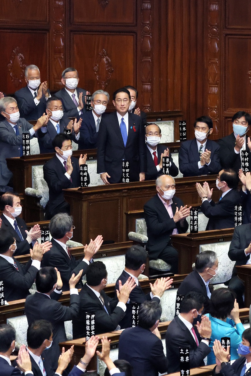 総理大臣の指名を受ける岸田議員４