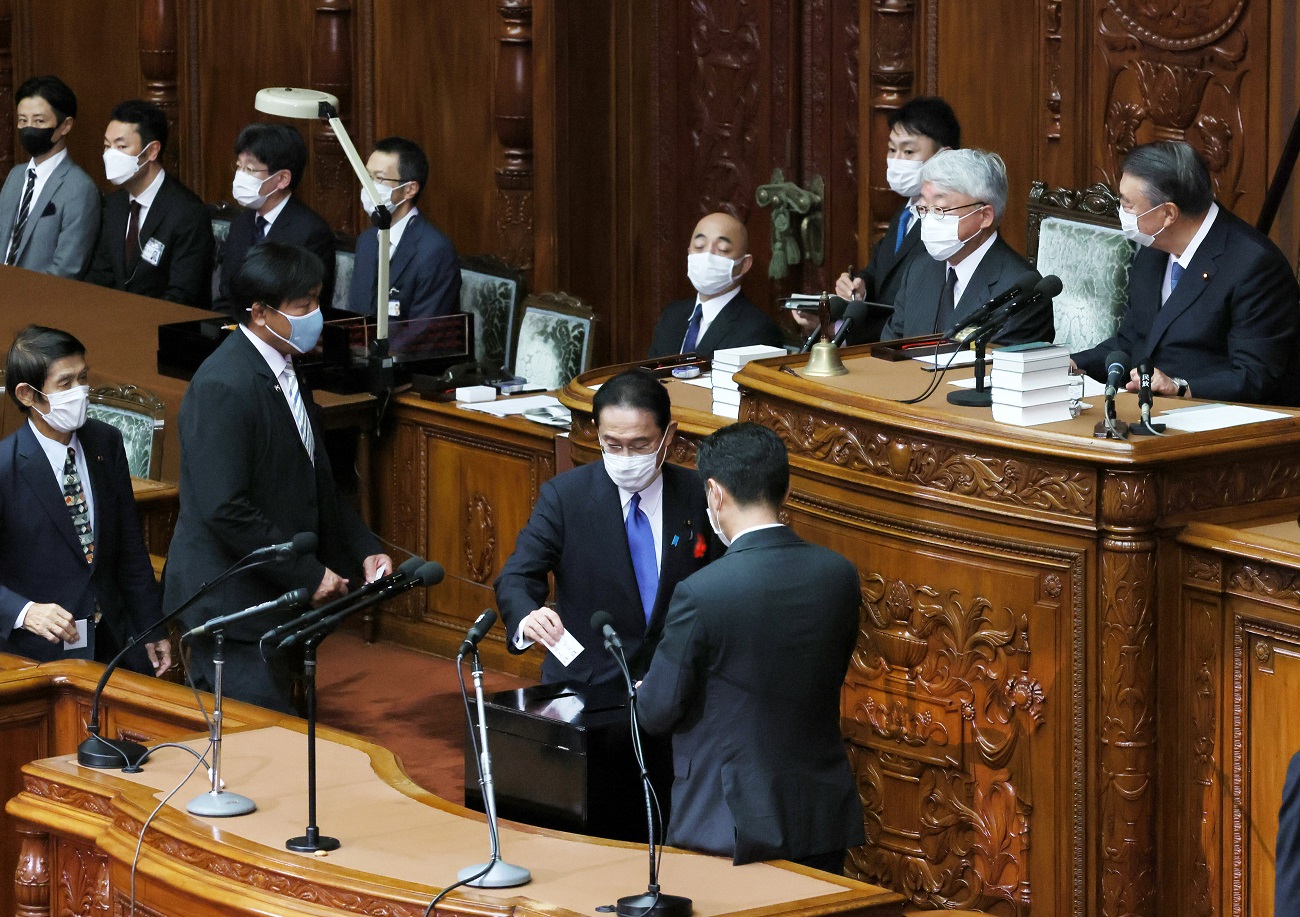 総理大臣の指名投票を行う岸田議員