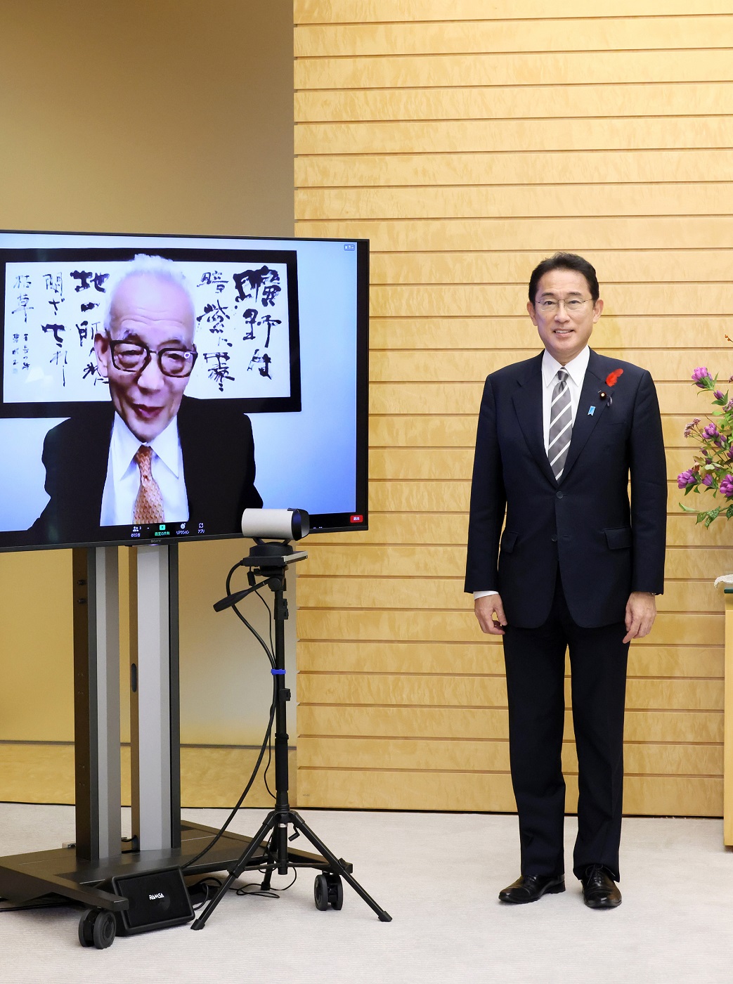 祝意を伝える岸田総理２