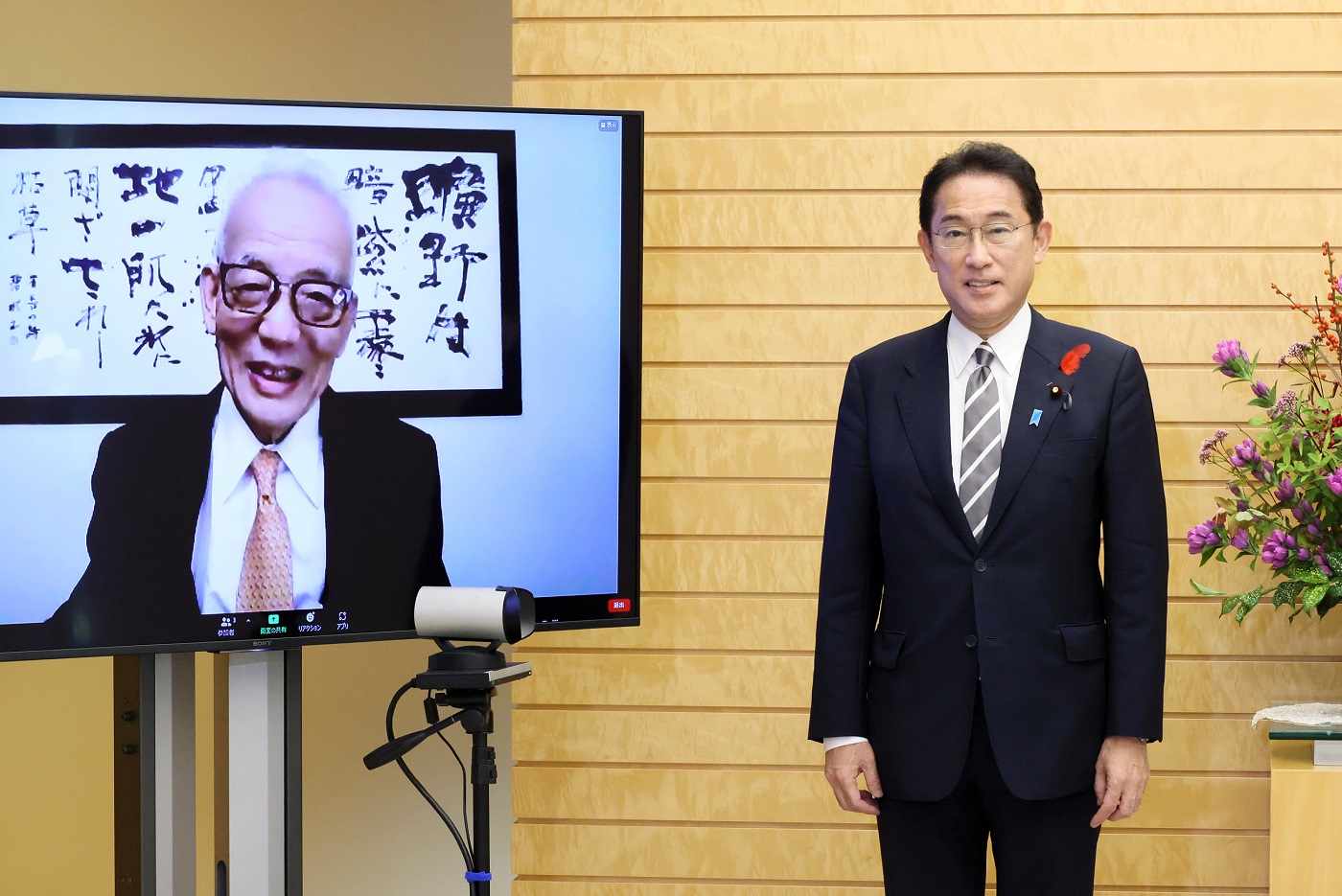 祝意を伝える岸田総理１