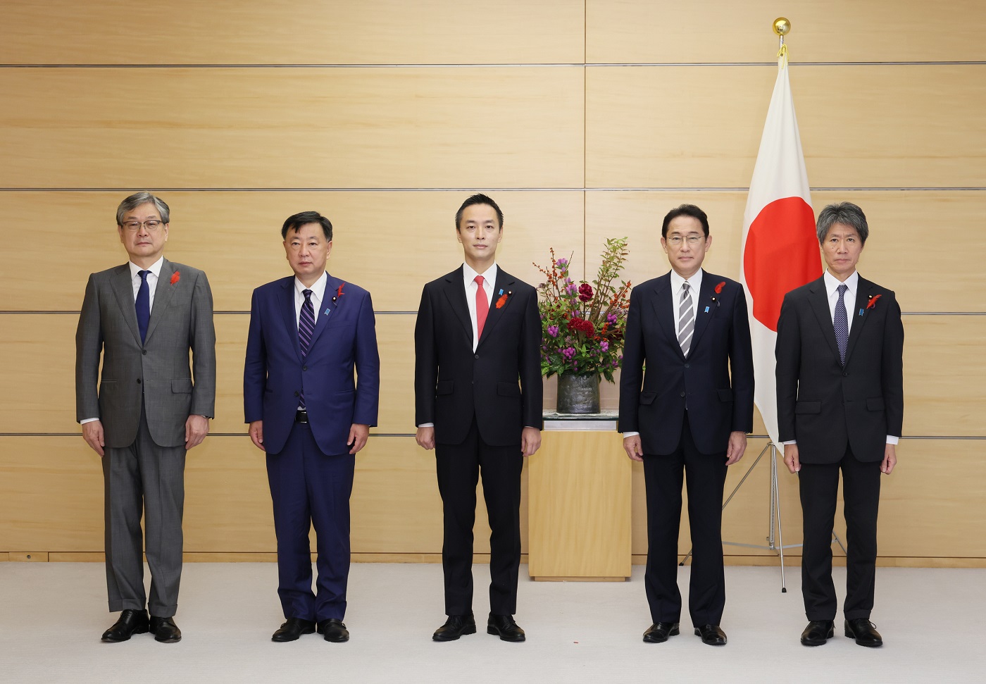 村井英樹内閣総理大臣補佐官と写真撮影に臨む岸田総理３
