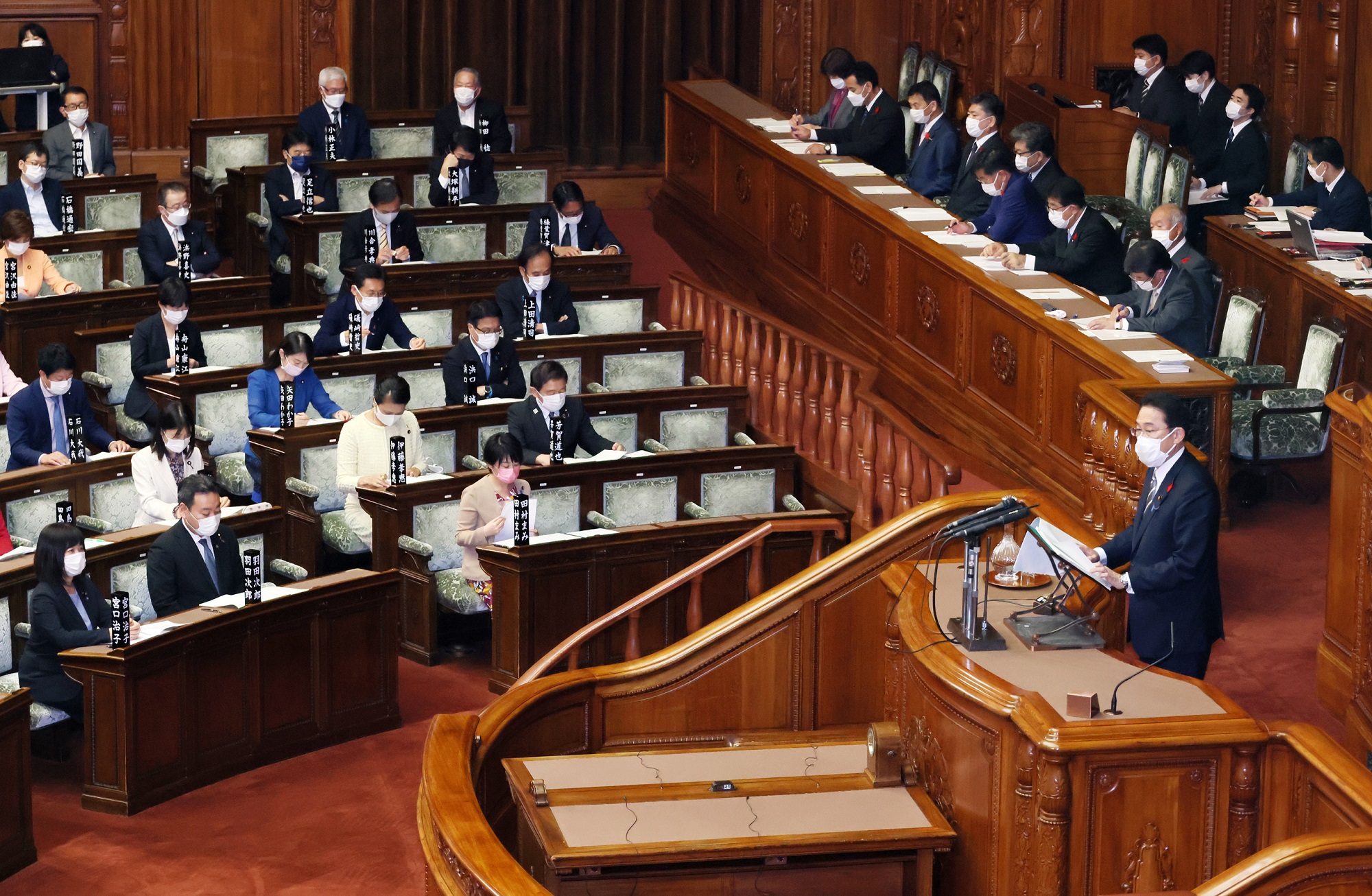 参議院本会議で所信表明演説を行う岸田総理１１