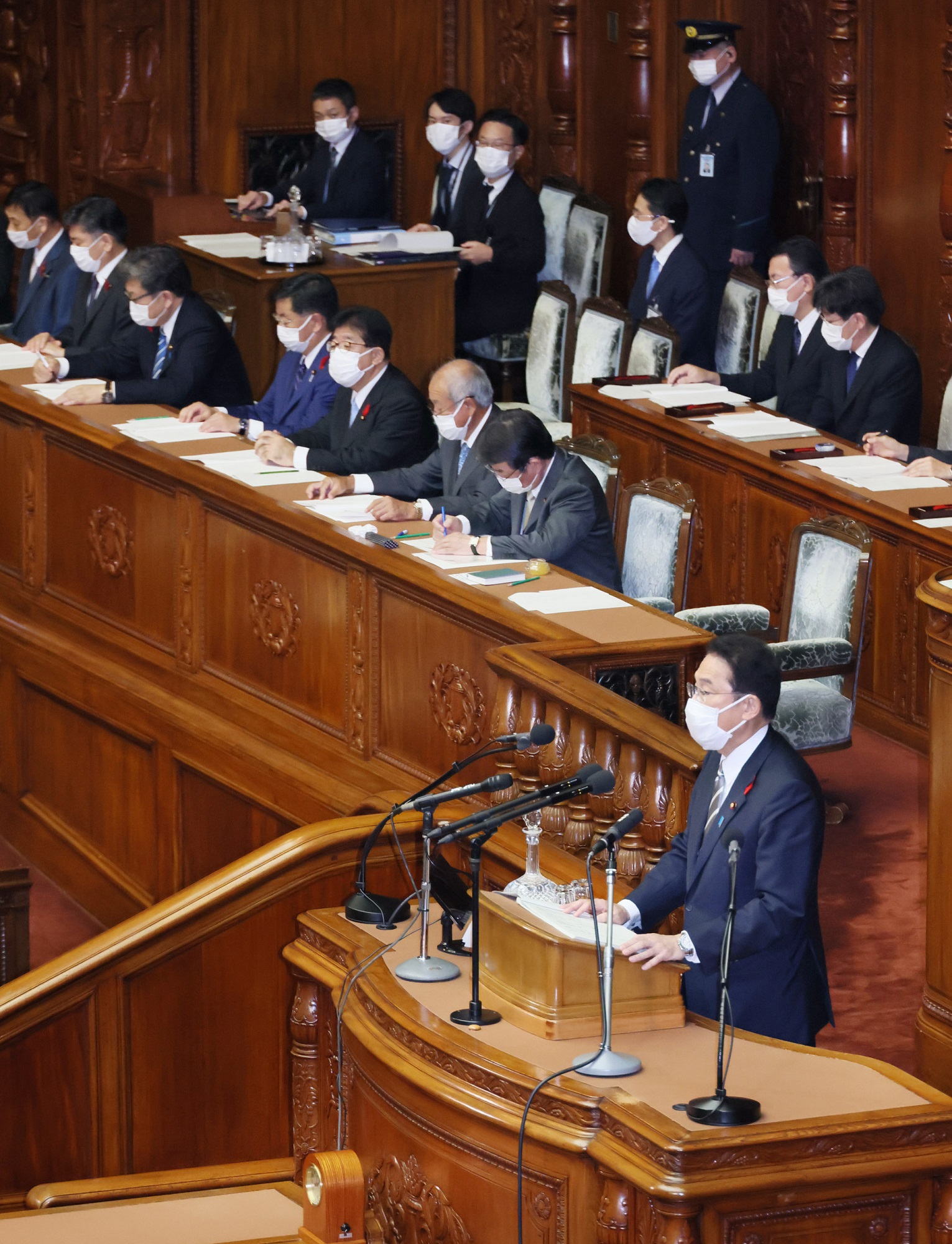 衆議院本会議で所信表明演説を行う岸田総理３
