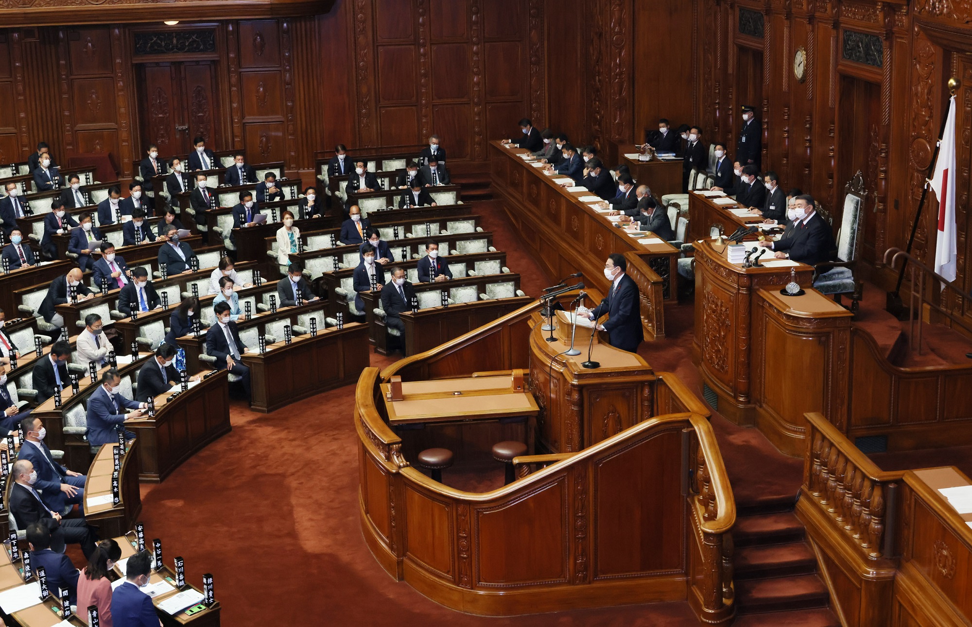 衆議院本会議で所信表明演説を行う岸田総理４