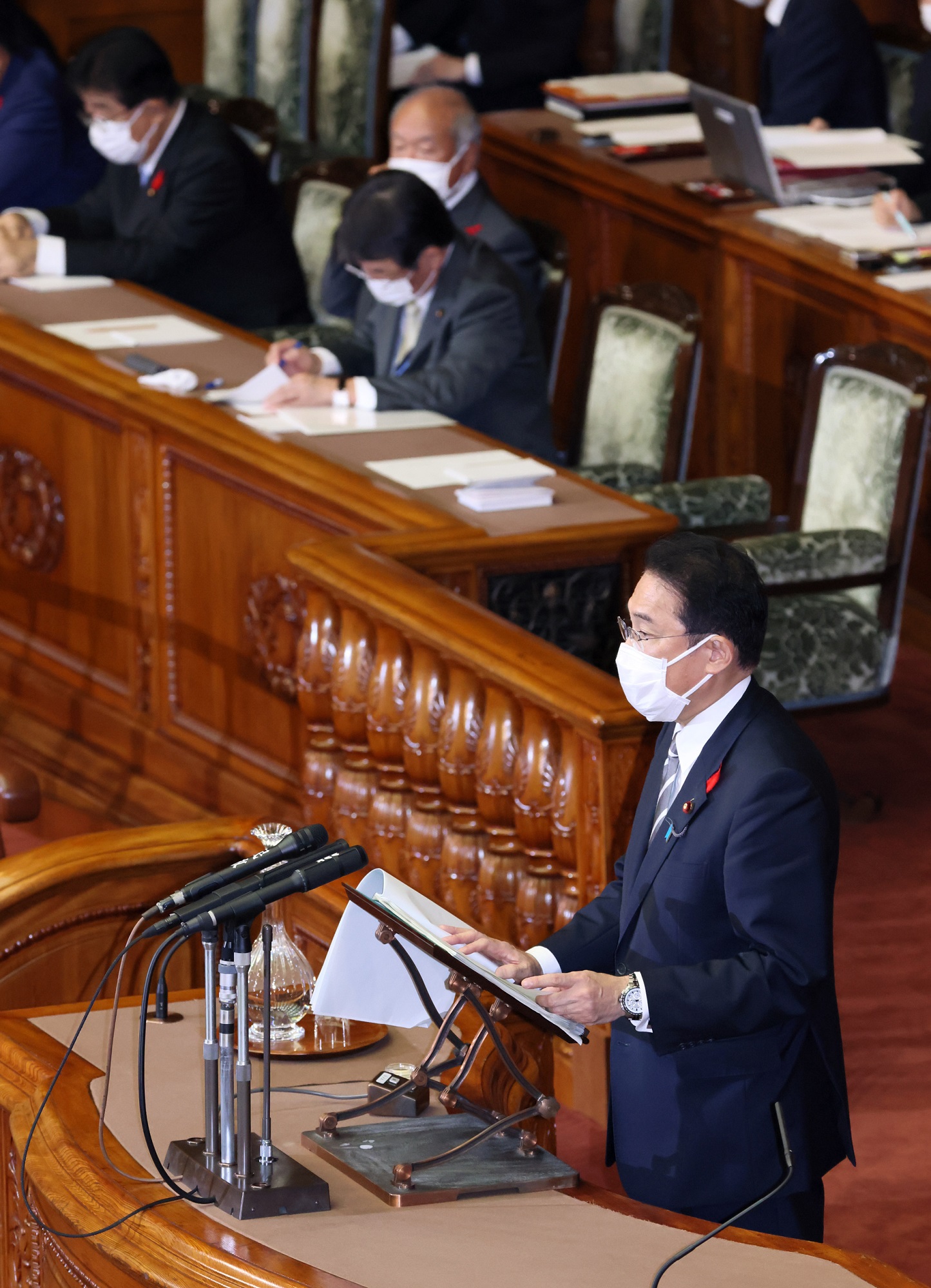 参議院本会議で所信表明演説を行う岸田総理８