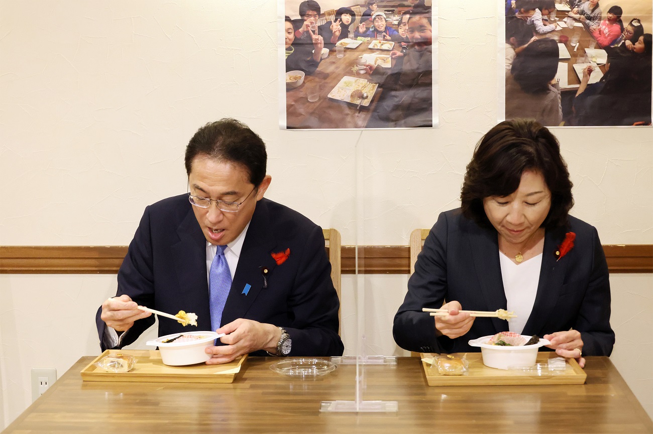 こども食堂で食事する岸田総理１