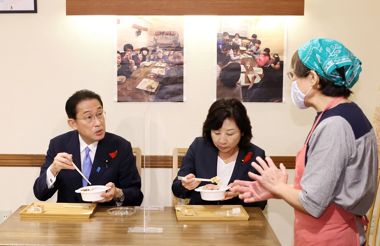 こども食堂で食事する岸田総理２