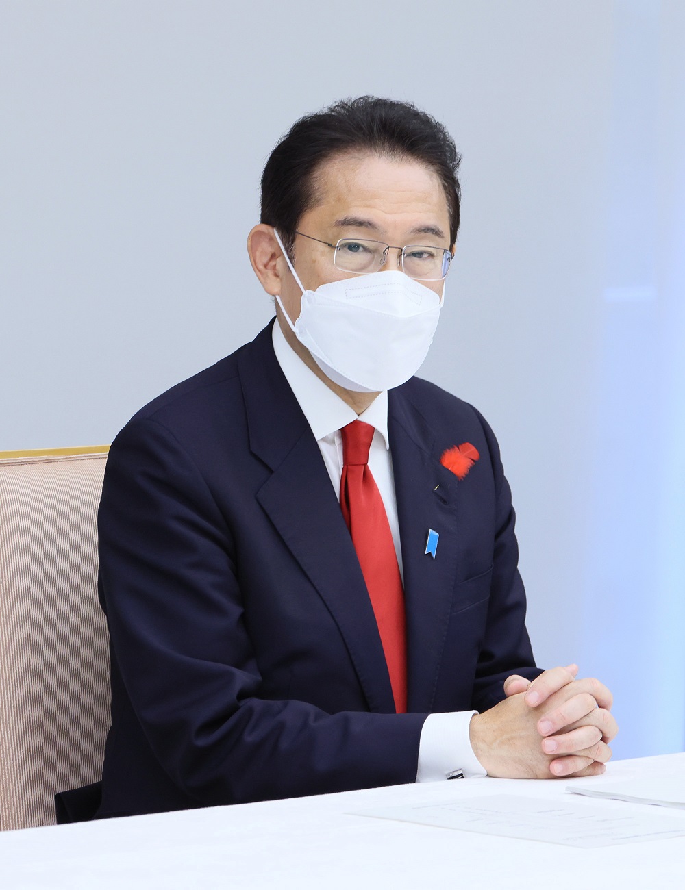 会議に臨む岸田総理２