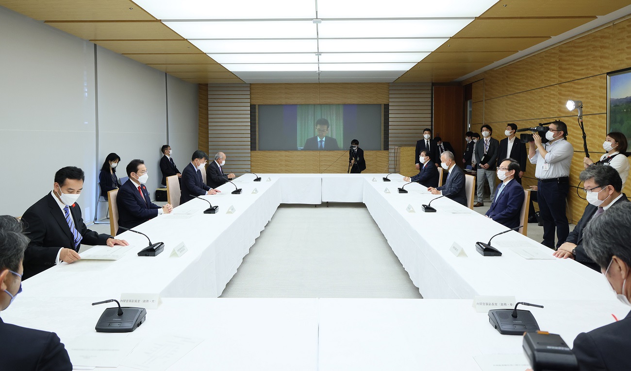 会議に臨む岸田総理３